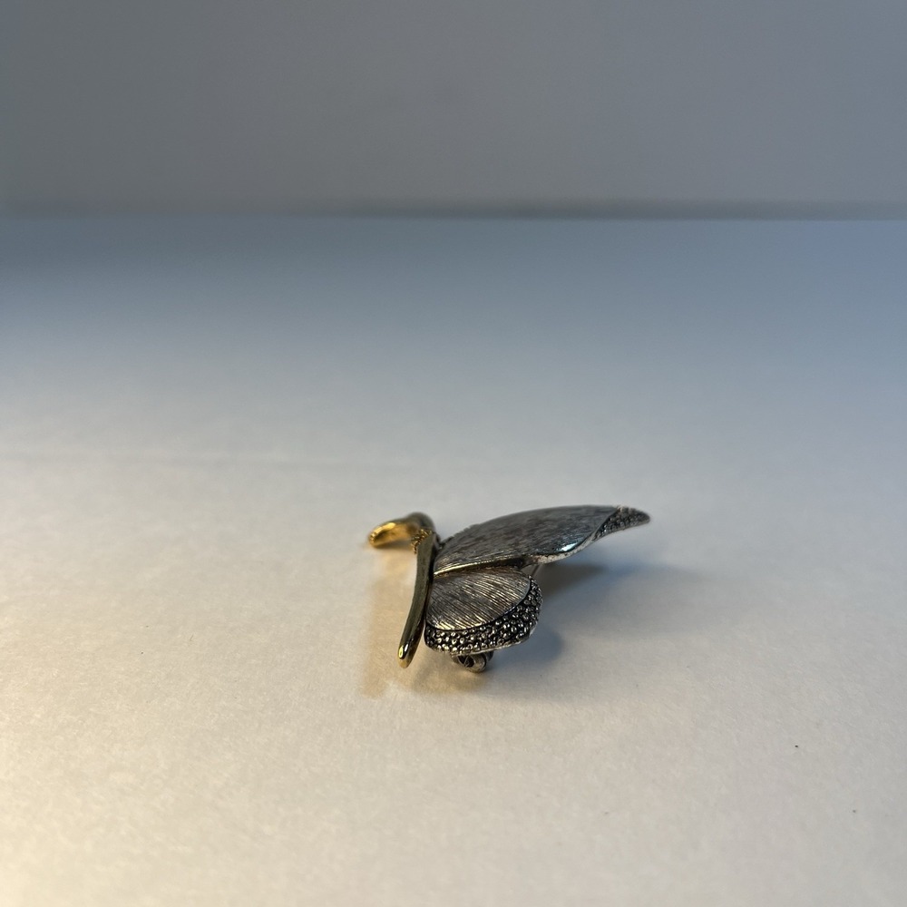 Vintage Butterfly LC Liz Claiborne Two Tone Metal Jewelry Brooch Pin Signed 2" - Picture 2 of 7